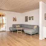 8 Person In Bjert-by Traum *