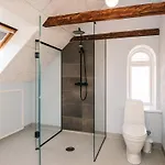 8 Person In Bjert-by Traum