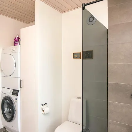 8 Person In Bjert-by Traum *