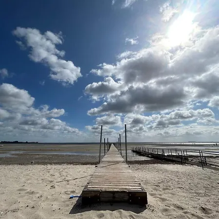 8 Person In Bjert-by Traum *