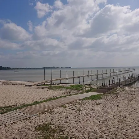 8 Person In Bjert-by Traum