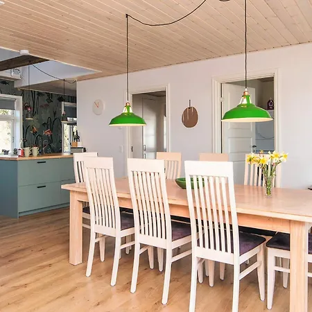 8 Person In Bjert-by Traum