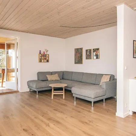 8 Person In Bjert-by Traum *